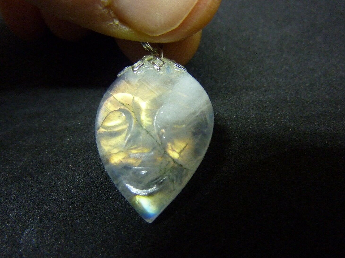 Pendentif Visage sculpté Pierre De Lune Ref 0953 – Image 2