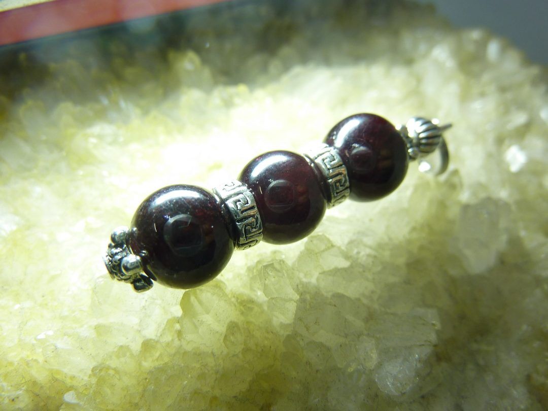 PENDENTIF GRENAT ALMANDIN PERLES RONDES 8 MM