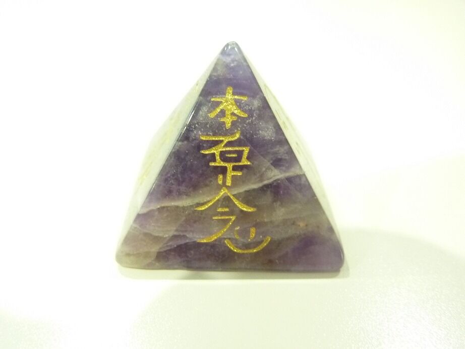 Pyramide Améthyste symboles Reiki