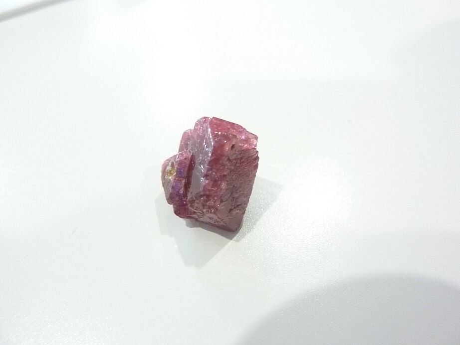 Spinelle rouge brut gemme 4,3 gr 21,5 carats pierre rare et exceptionnelle