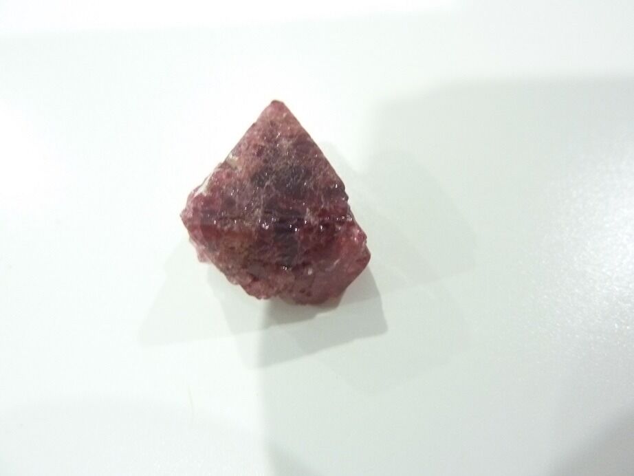 Spinelle rouge brut gemme 4,3 gr 21,5 carats pierre rare et exceptionnelle