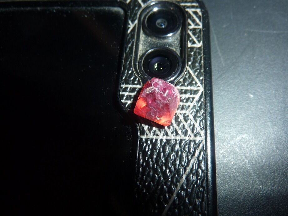 Spinelle rouge brut gemme 1 gr 5 carats pierre rare et exceptionnelle