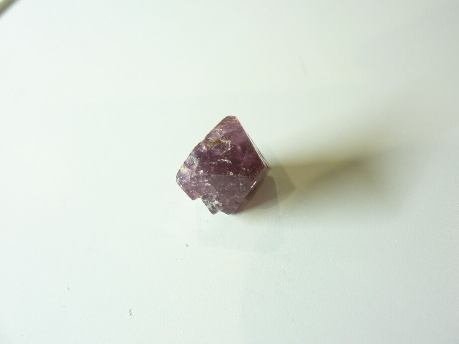 Spinelle violet brut gemme 2,6 gr 13 carats pierre rare et exceptionnelle