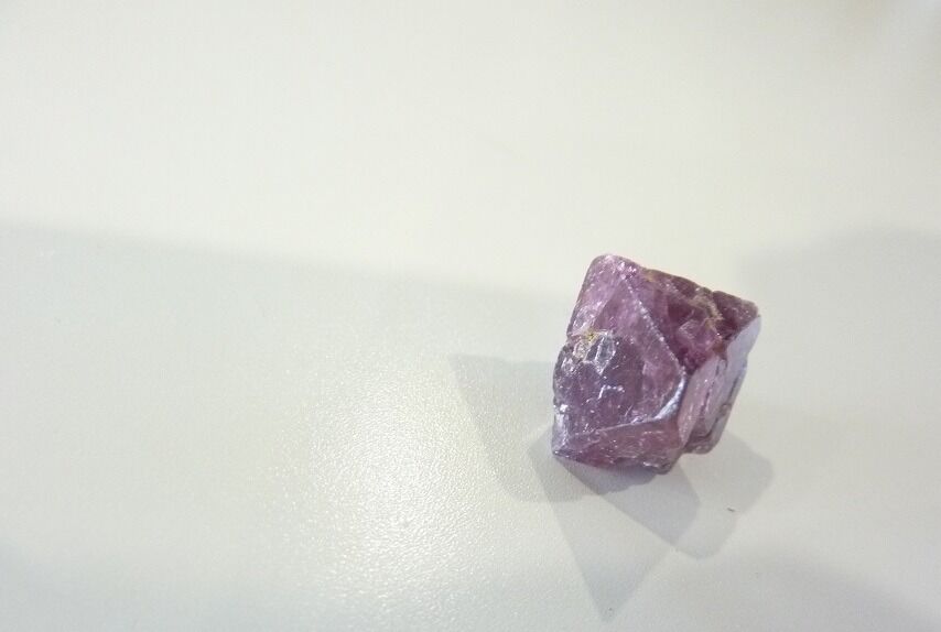 Spinelle violet brut gemme 2,6 gr 13 carats pierre rare et exceptionnelle