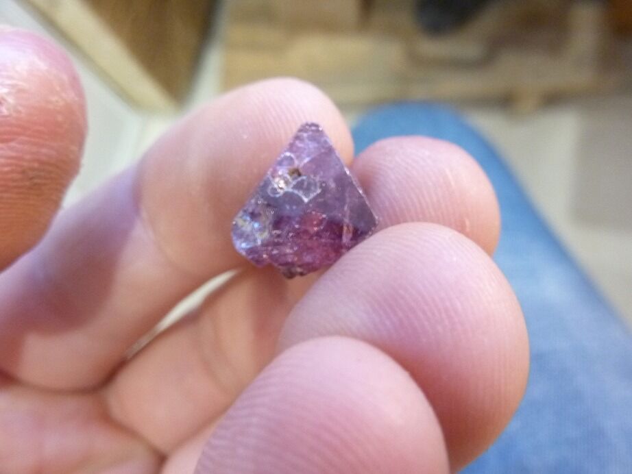 Spinelle violet brut gemme 2,6 gr 13 carats pierre rare et exceptionnelle