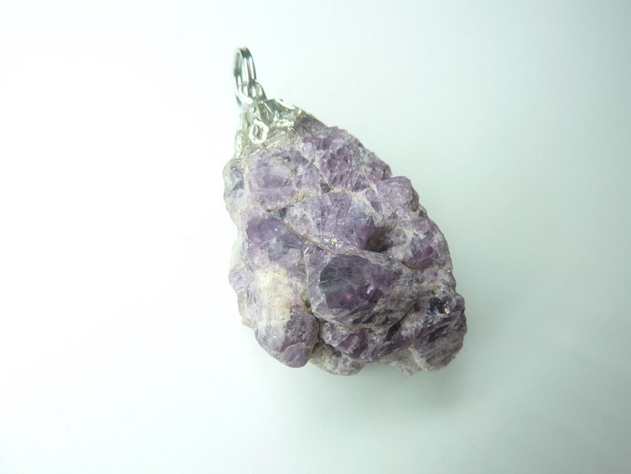 Pendentif Spinelle violet brut pierre rare et exceptionnelle ref 1401