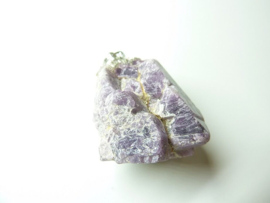 Pendentif Spinelle violet brut pierre rare et exceptionnelle ref 4133