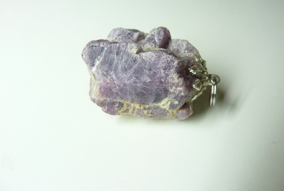 Pendentif Spinelle violet brut pierre rare et exceptionnelle ref 4133