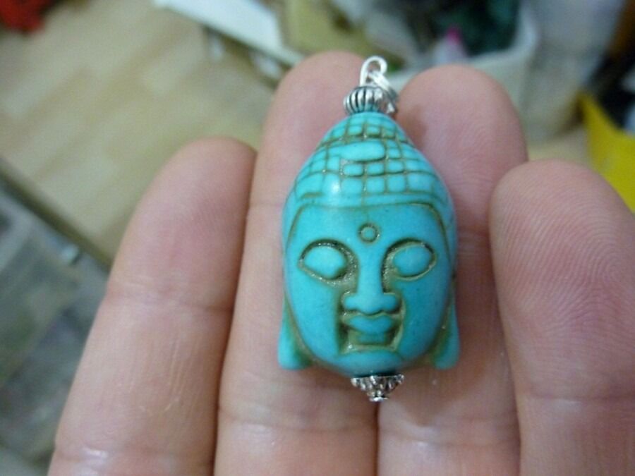 PENDENTIF HOWLITE-TURQUOISE BOUDDHA 2.9 CM X 2 CM