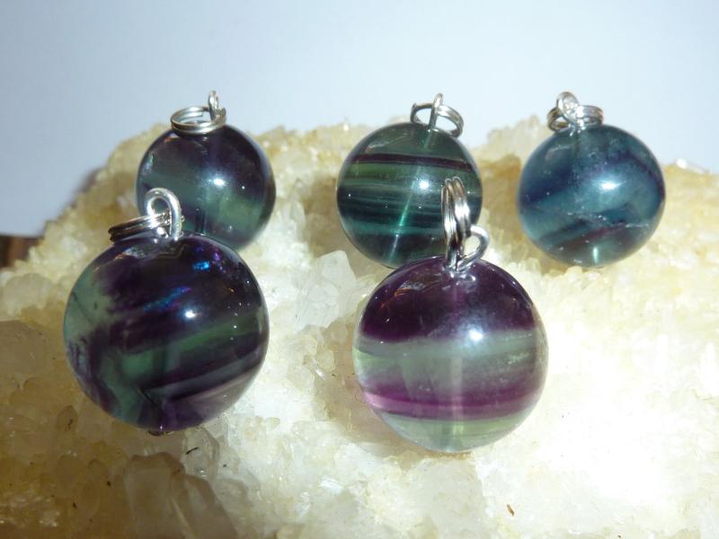 Pendentif en pierres naturelles fluorite violet vert perle ronde 16mm