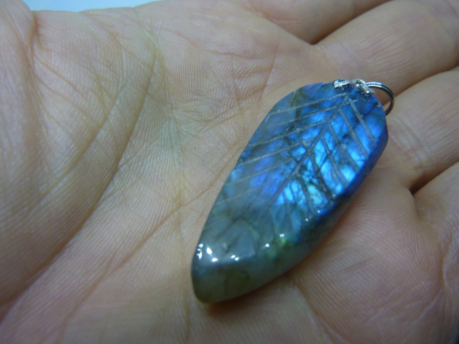 PENDENTIF PROTECTION FEUILLE LABRADORITE 10,4 gr REF 3638
