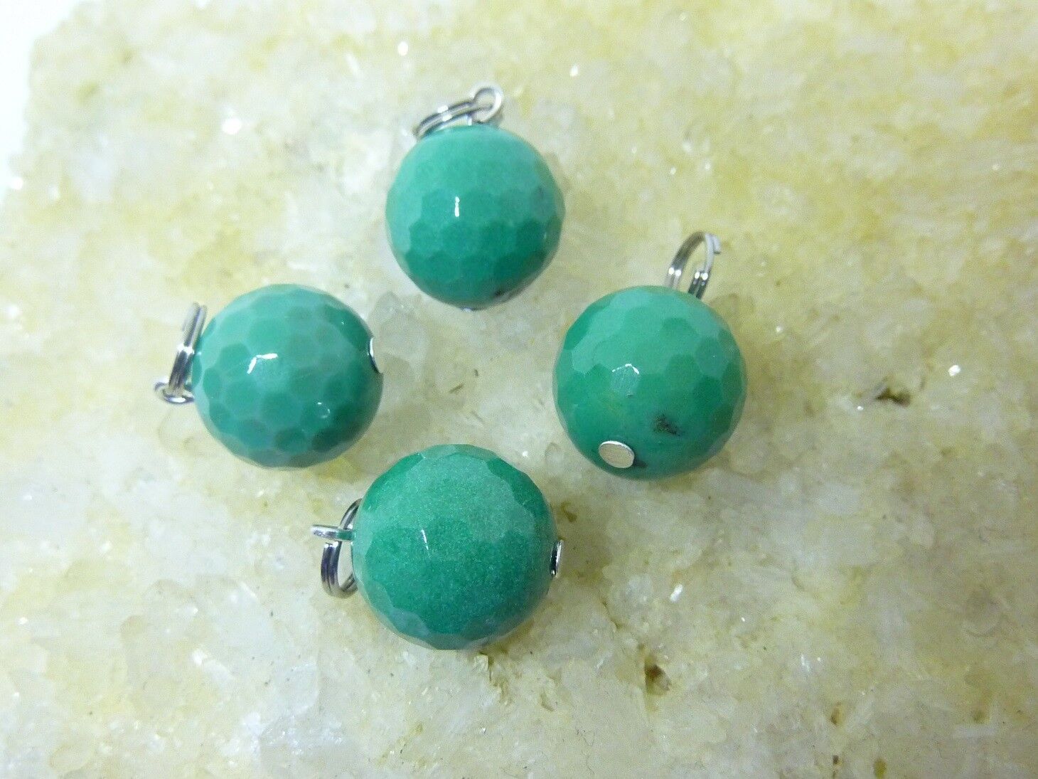 Pendentif Calme et paix: Chrysoprase perles à facettes 14 mm