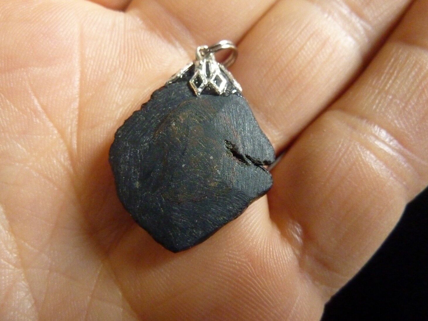 PENDENTIF PROTECTION SPINELLE NOIR BRUT REF 4679