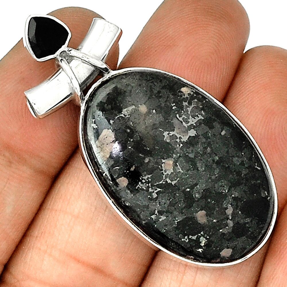 Pendentif Nuummite Véritable et spinelle noir monture argent 925 Rare ref 8936