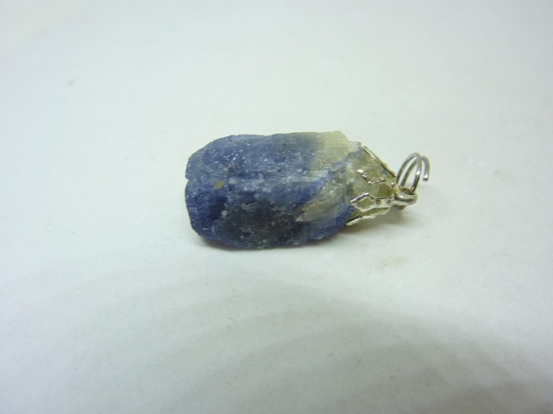Pendentif Saphir brut 6,9 gr ref 8264