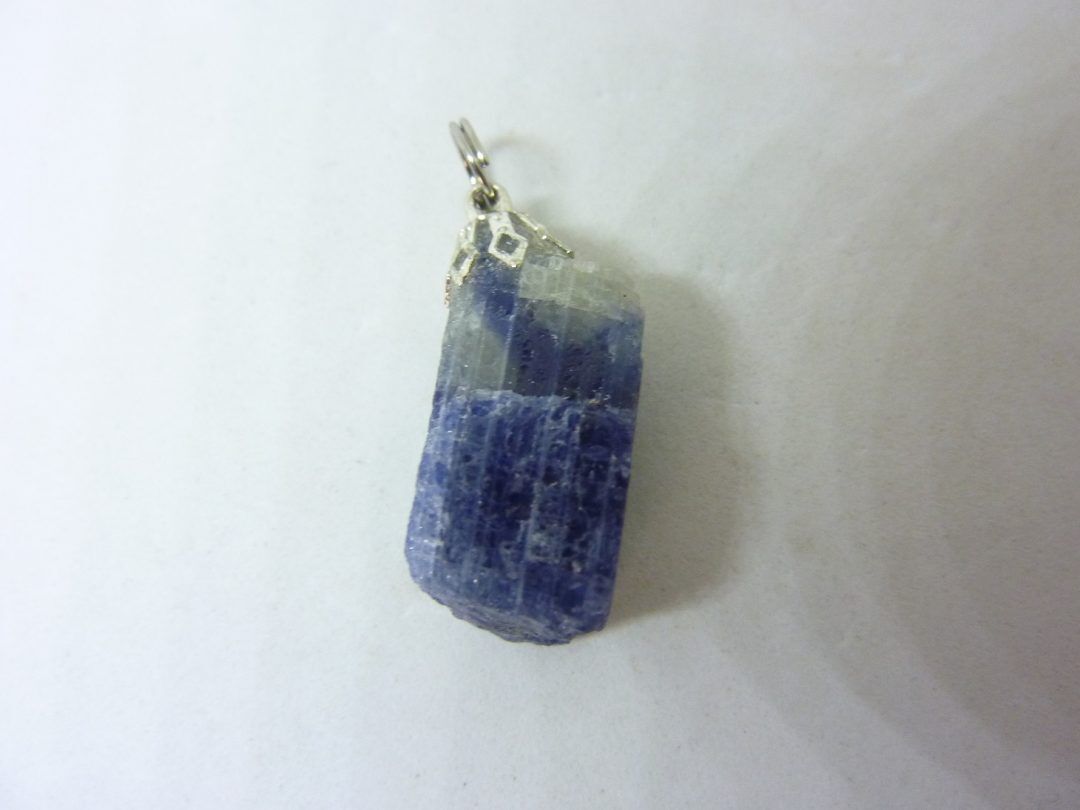 Pendentif Saphir brut 10,3 gr ref 1307