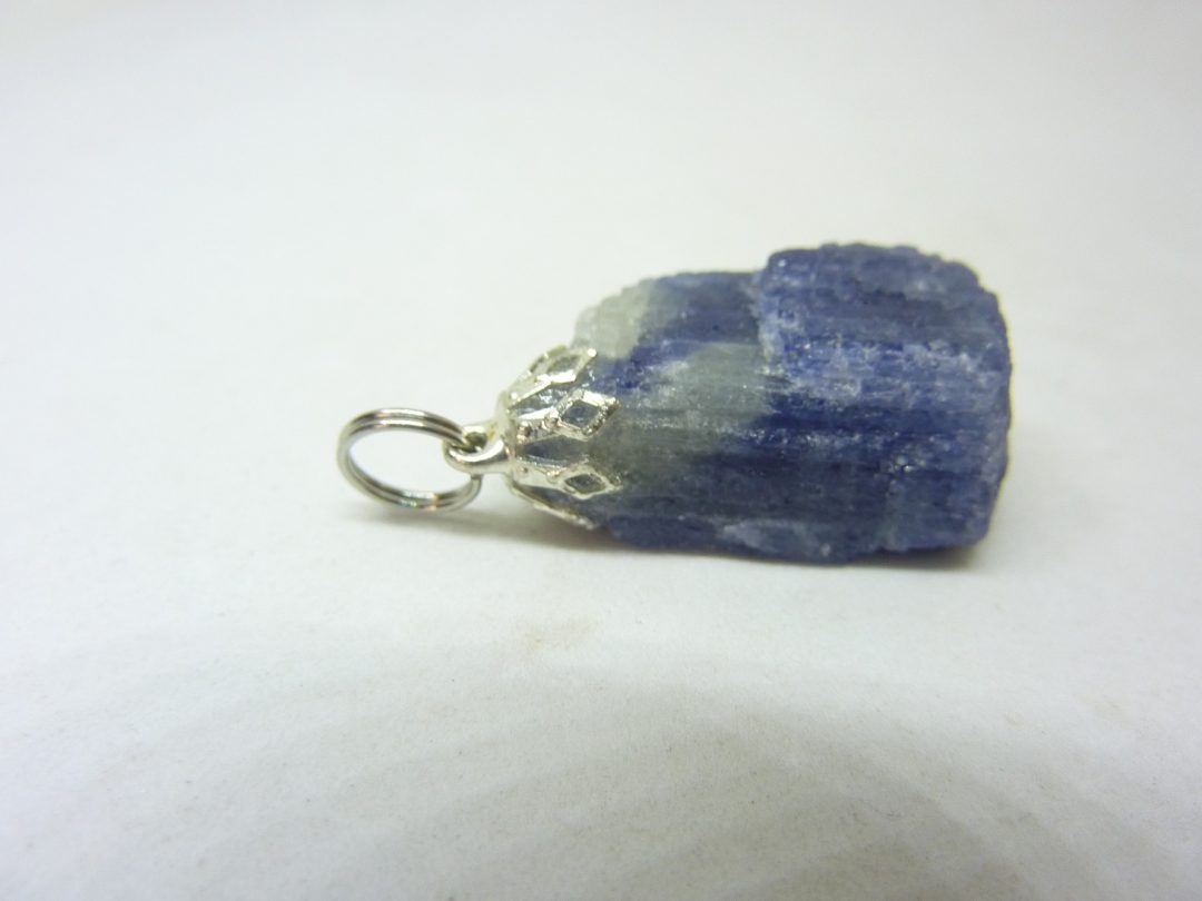Pendentif Saphir brut 10,3 gr ref 1307