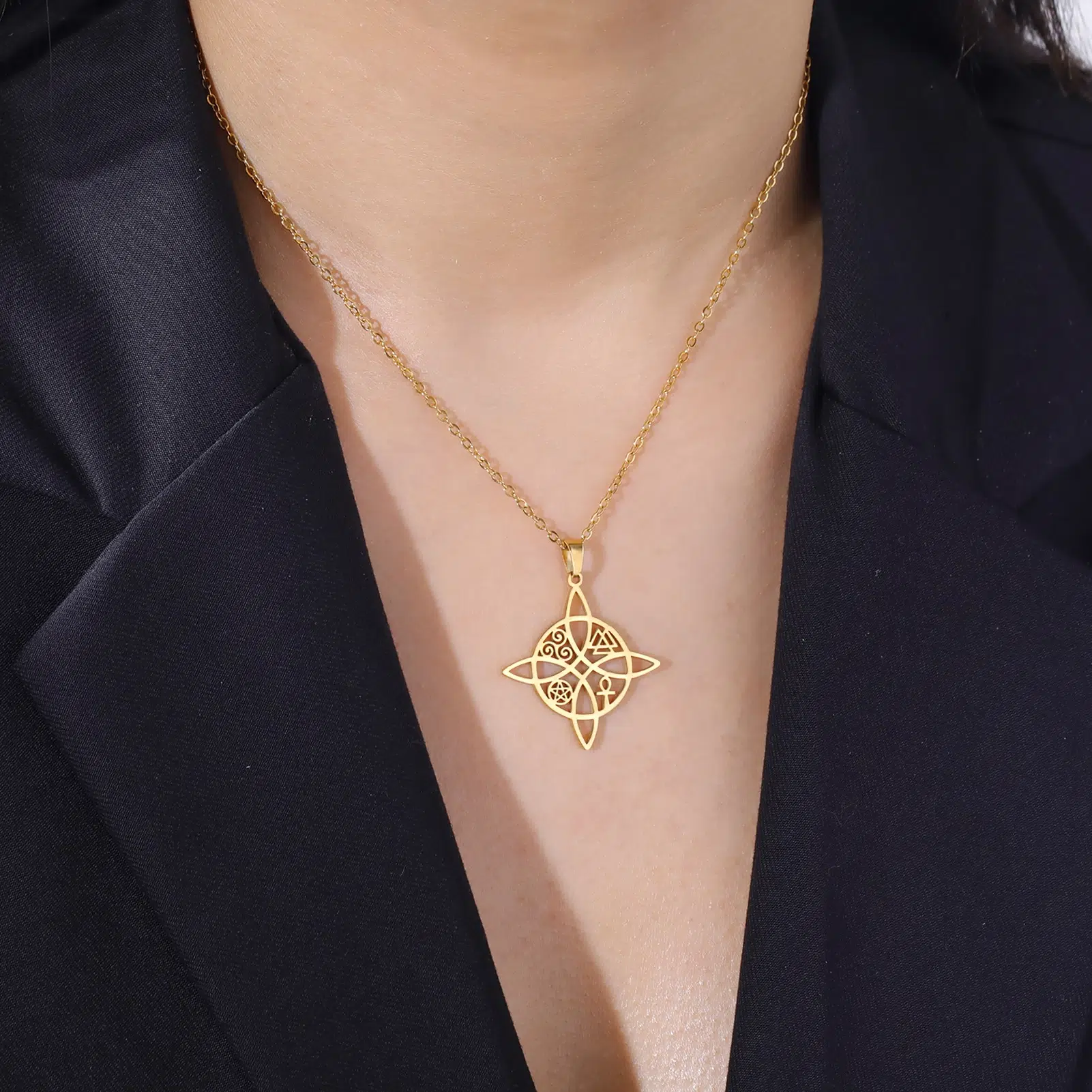 Collier pendentif Noeud de sorcière multi symboles ref Or