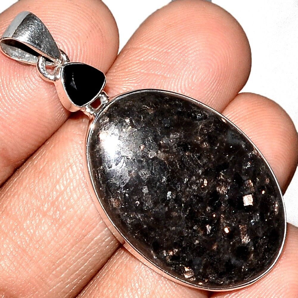 Pendentif Nuummite Véritable et spinelle noir monture argent 925 Rare ref 1534