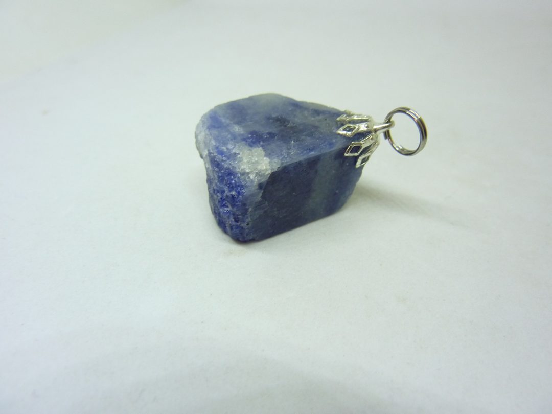 Pendentif Saphir brut 21,7 gr ref 3012