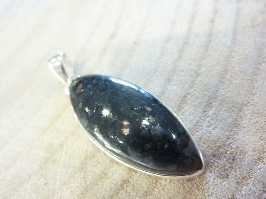 Pendentif Nuummite Véritable monture argent 925 Rare ref 5151