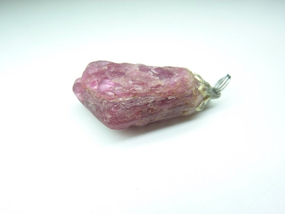 Pendentif spinelle rouge brut pierre rare et exceptionnelle ref 241